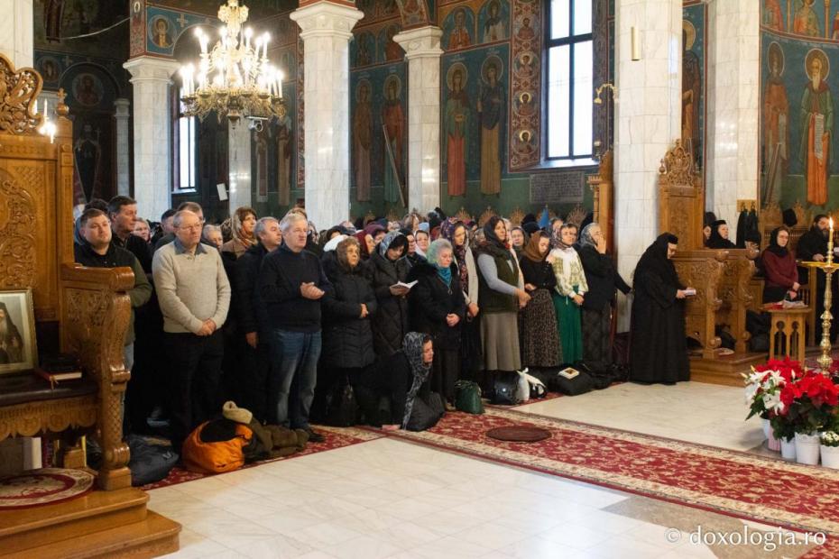 Credincioși, participând la Sfânta Liturghie / Foto: Mihail Vrăjitoru