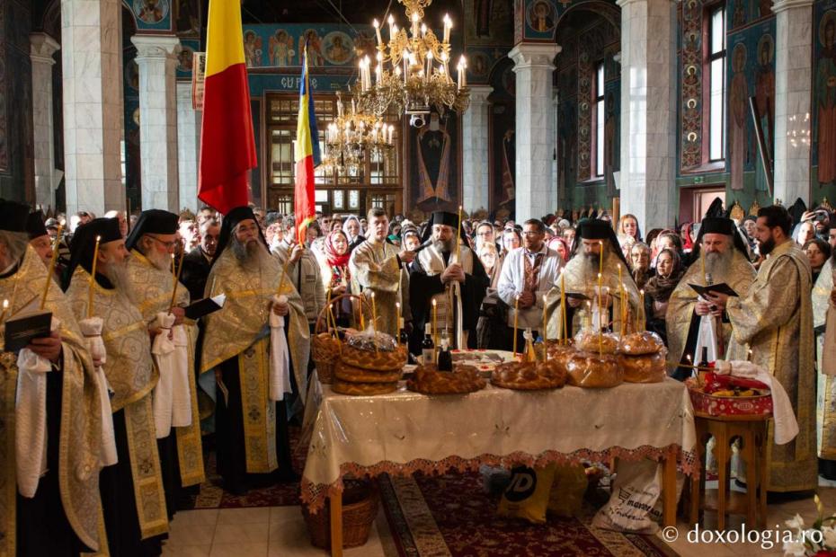 PS Nichifor Botoșăneanul, săvârșind slujba de Parastas pentru marii duhovnici ai Mănăstirii Sihăstria / Foto: Mihail Vrăjitoru