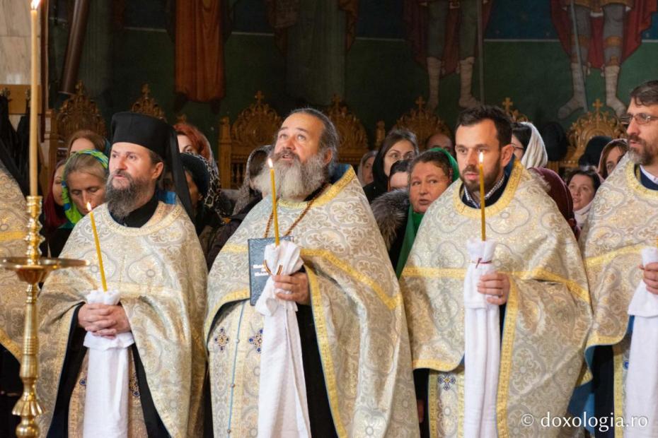 Preoți, participând la slujba de Parastas pentru marii duhovnici ai Mănăstirii Sihăstria / Foto: Mihail Vrăjitoru