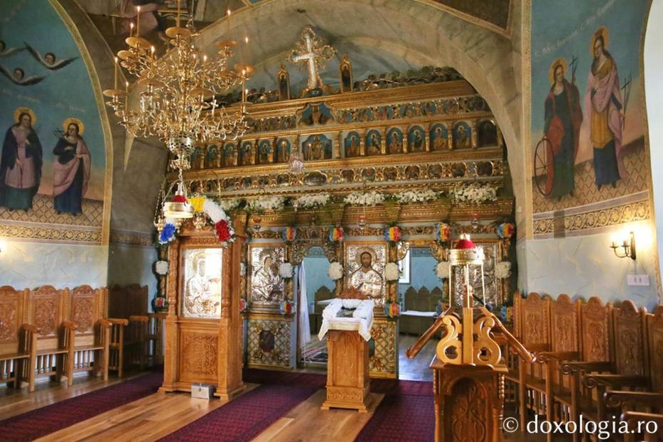 Interiorul Bisericii „Nașterea Sfântului Ioan Botezătorul” Văratec / Foto: Flavius Popa