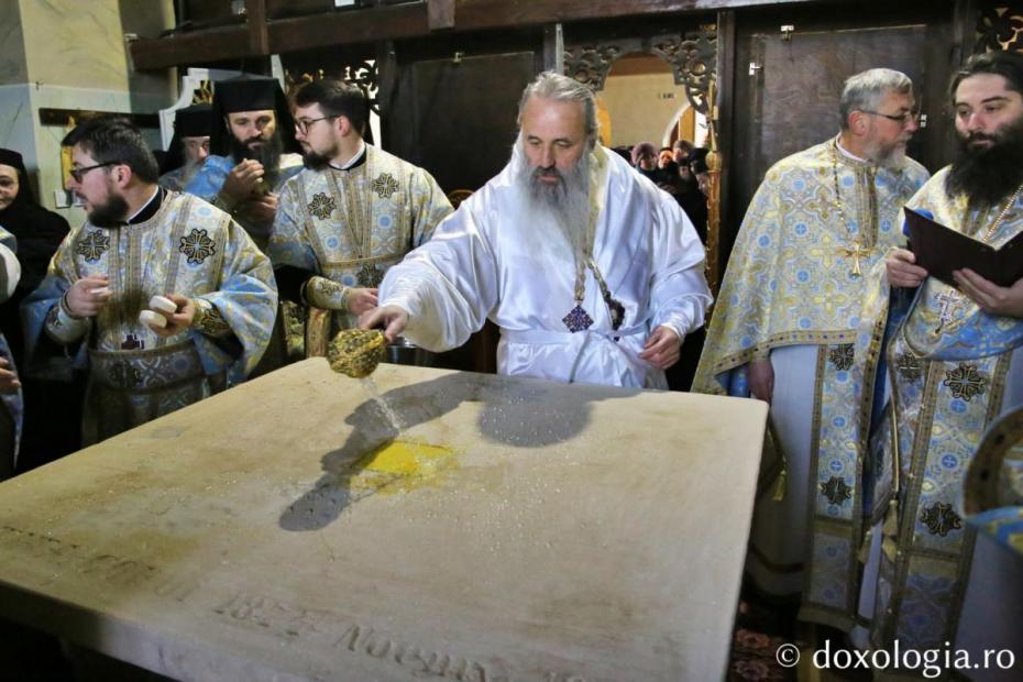IPS Teofan, sfințind altarul Bisericii „Nașterea Sfântului Ioan Botezătorul” Văratec / Foto: Flavius Popa