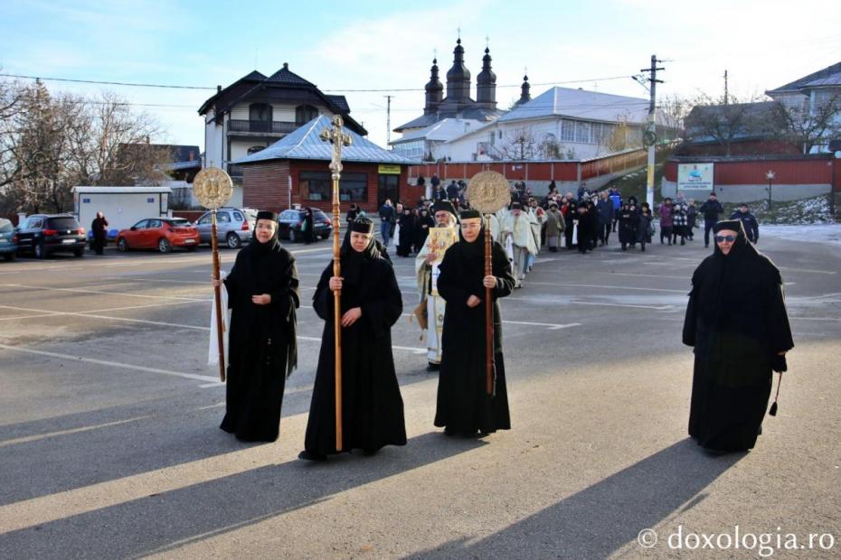 Clericii, obștea monahală și credincioșii, în procesiune spre Biserica Mănăstirii Văratec / Foto: Flavius Popa