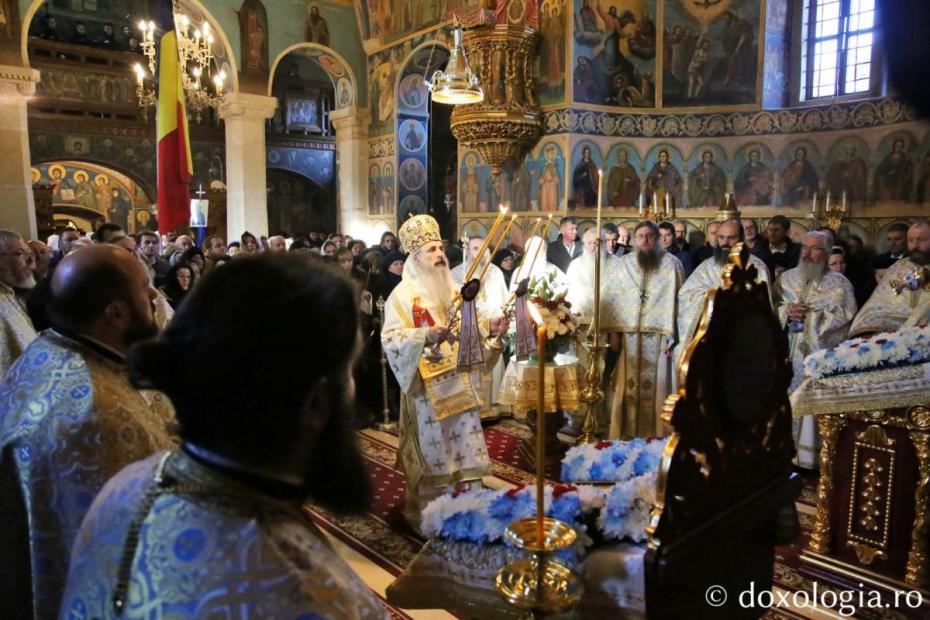 IPS Teofan săvârșind Sfânta Liturghie la Mănăstirea Văratec / Foto: Flavius Popa