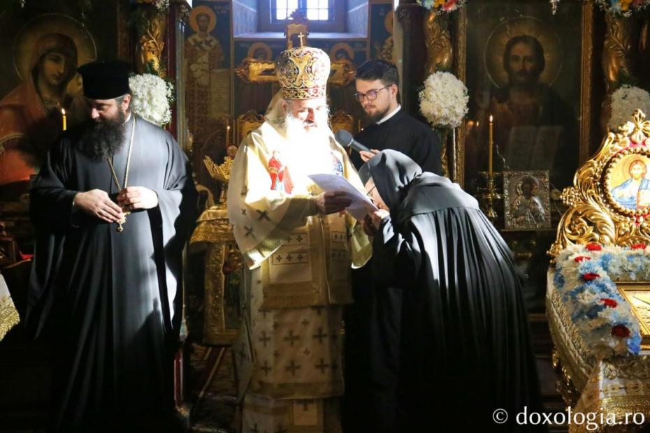 Stavrofora Iosefina Giosanu, primind din partea IPS Teofan Crucea „Sfântului Iosif cel Milostiv” / Foto: Flavius Popa