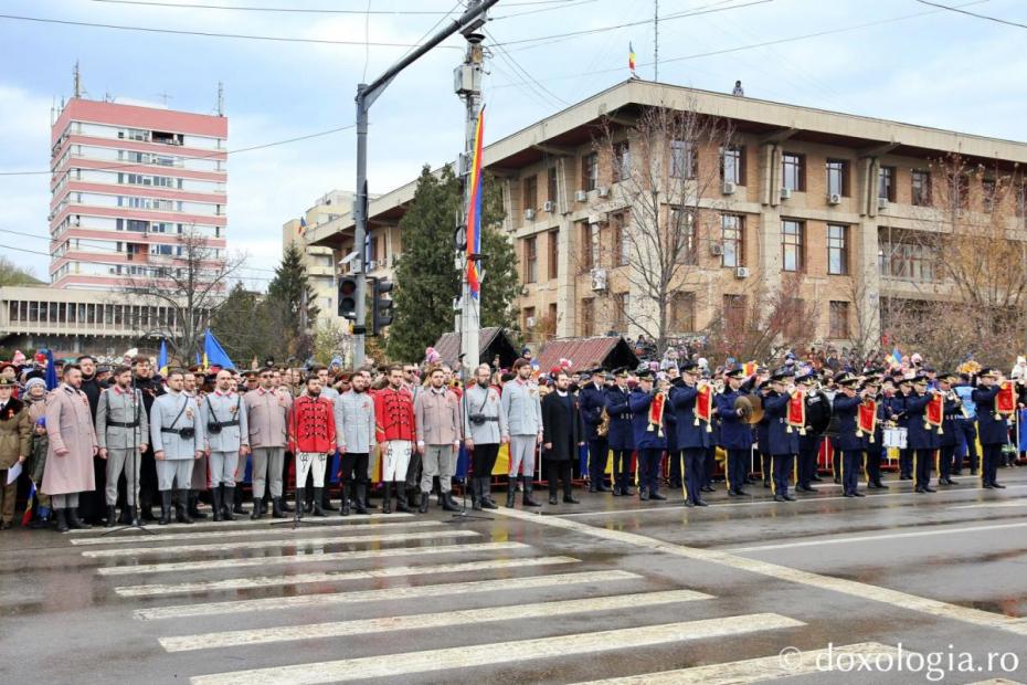 Corul „Marii Uniri” al Ateneului Iași, dimpreună cu Fanfara Garnizoanei Iași, în momentul intonării Imnului Național / Foto: Flavius Popa