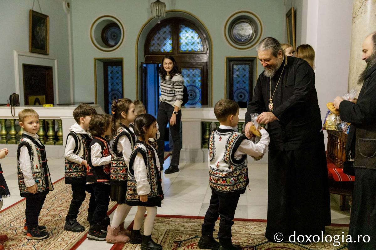 Grădinița nr. 20 din Iași – Colindători la Reședința Mitropolitană 2024